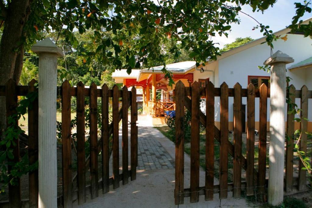 Jms Ventures Guesthouse - Private Pool ラ・ディーグ島 エクステリア 写真